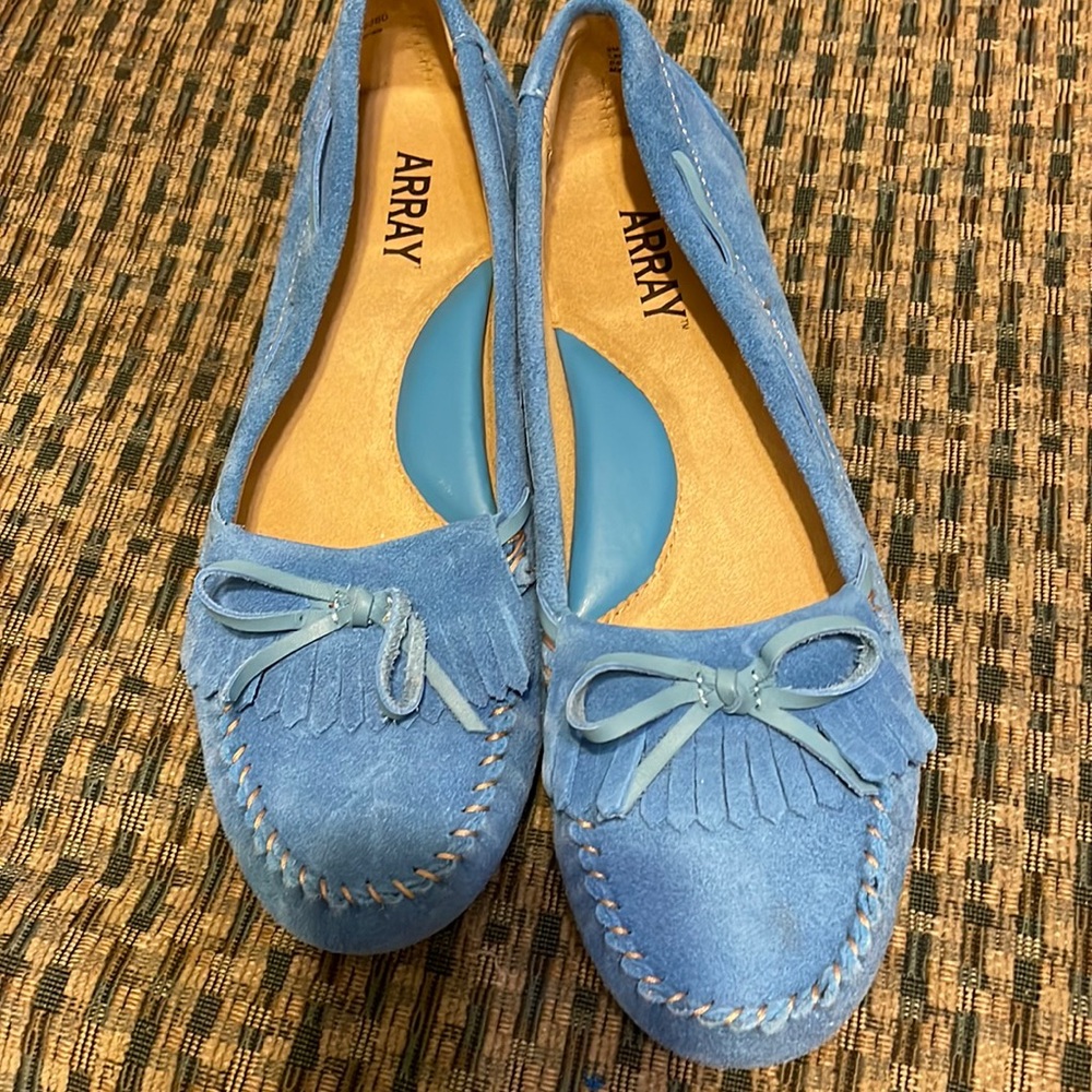 Array light blue moccasin